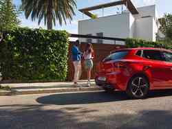 Couple looking at seat Ibiza desire red colour oe
